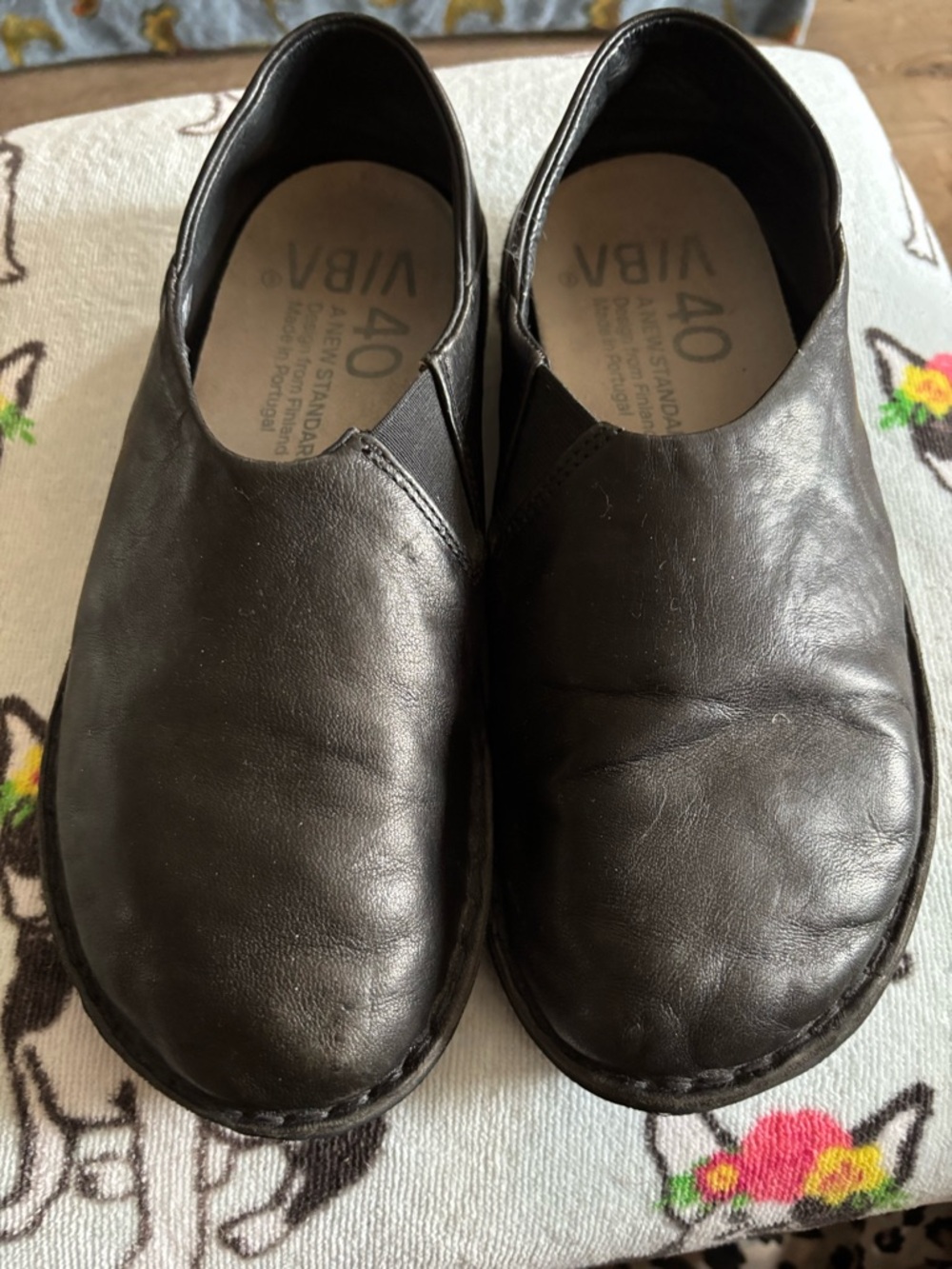 VIBAe Black Slip-On Ladies Black Leather Shoes 9 fits small